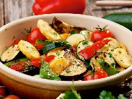 Рецепта Запечени мариновани зеленчуци на фурна - три вида чушки, бейби картофи, тиквички, чери домати и гъби